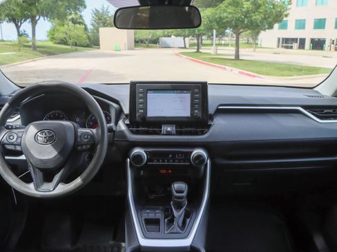Used 2019 Toyota RAV4 LE FWD image 24
