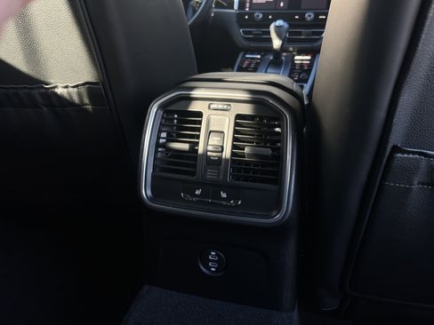 Certified 2022 Porsche Macan image 28