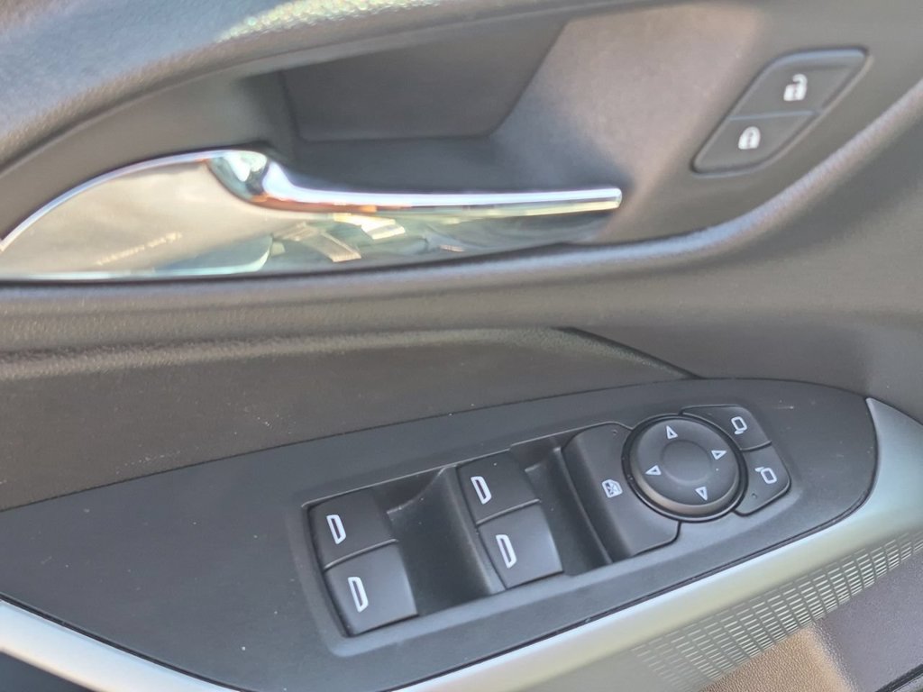 Used 2024 Chevrolet Trax RS FWD image 23