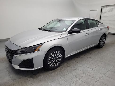 Used 2024 Nissan Altima 2.5 SV image 2