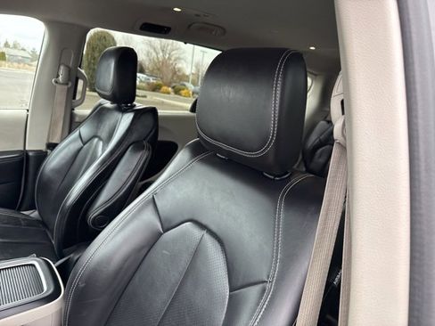 Used 2023 Chrysler Pacifica Touring-L image 27
