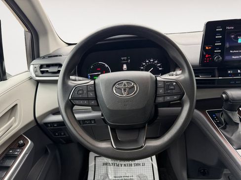 Used 2023 Toyota Sienna LE image 12
