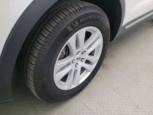 Used 2018 Ford Explorer XLT w/ Equipment Group 202A AWD/4WD image 31