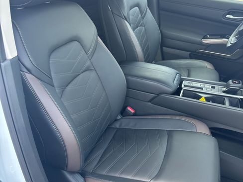 Used 2025 Nissan Pathfinder Platinum image 25