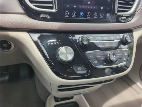 Used 2018 Chrysler Pacifica Touring-L w/ Advanced Safetytec Group FWD image 7