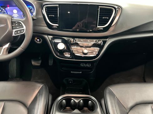 Certified 2025 Chrysler Pacifica Select FWD image 13