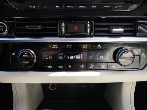 Used 2023 Nissan Pathfinder SL AWD/4WD image 24
