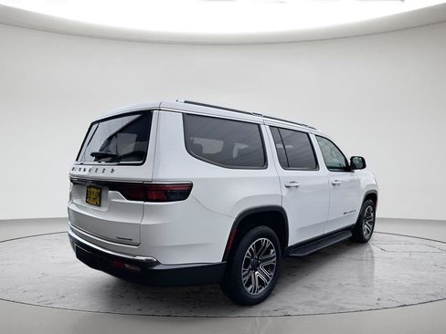 Used 2022 Jeep Wagoneer Series III AWD/4WD image 5