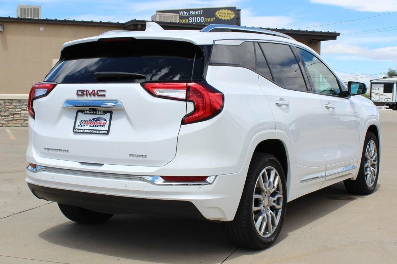 Used 2024 GMC Terrain Denali w/ Denali Premium Package AWD/4WD image 8