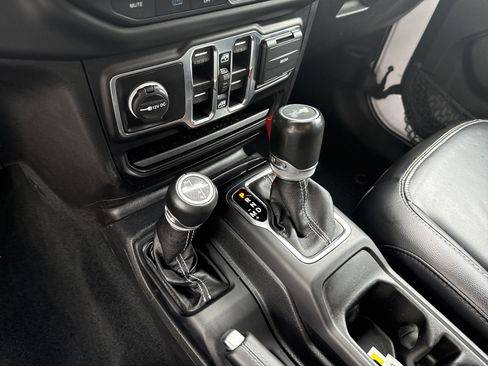 Used 2022 Jeep Wrangler Unlimited Sahara w/ Cold Weather Group AWD/4WD image 31