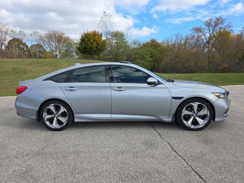 Used 2019 Honda Accord Touring image 2