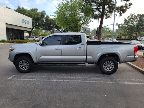 Used 2017 Toyota Tacoma TRD Sport image 3