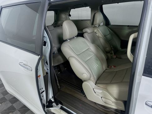 Used 2017 Toyota Sienna XLE image 30
