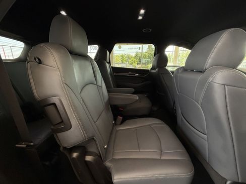 Used 2024 Buick Enclave Premium image 34