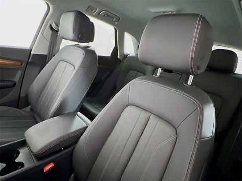 Used 2024 Audi Q5 2.0T Premium image 11