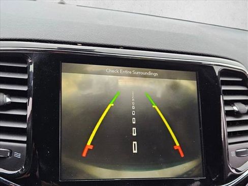 Used 2019 Jeep Grand Cherokee Altitude image 18