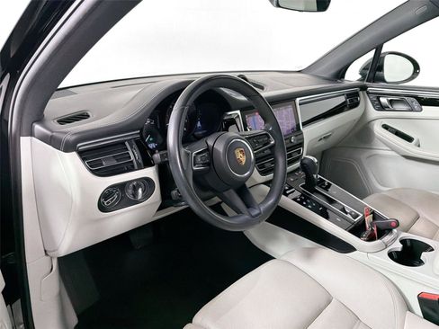 Certified 2023 Porsche Macan AWD/4WD image 4