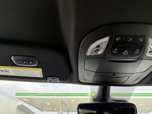 Used 2025 Chrysler Pacifica Select FWD image 32