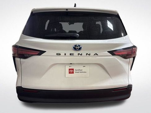 Certified 2021 Toyota Sienna LE FWD image 4