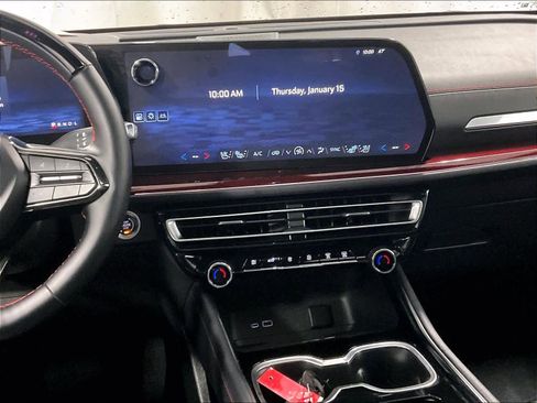 Used 2025 Chevrolet Traverse RS image 18