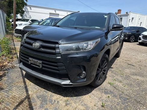 Used 2019 Toyota Highlander SE w/ Carpet Mat Package (TMS) AWD/4WD image 1