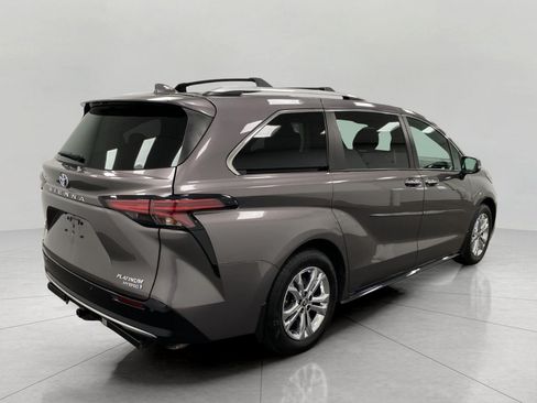 Used 2022 Toyota Sienna Platinum AWD/4WD image 4