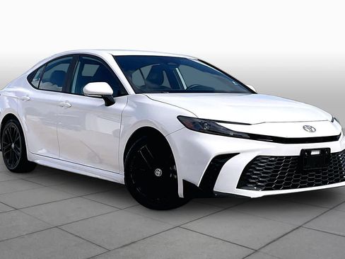 Used 2025 Toyota Camry SE FWD image 4