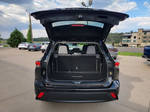 Used 2022 Toyota Highlander L FWD image 13