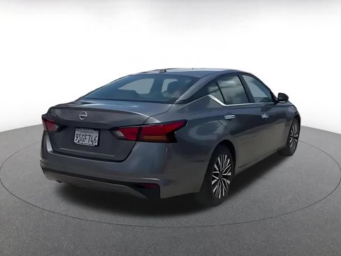 Used 2025 Nissan Altima 2.5 SV FWD image 14