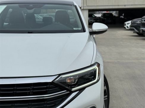 Used 2022 Volkswagen Jetta SEL image 3