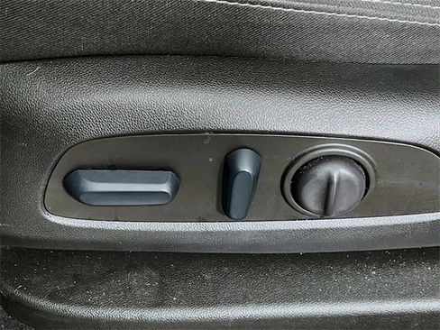 Used 2023 GMC Terrain SLE w/ Driver Convenience Package image 11