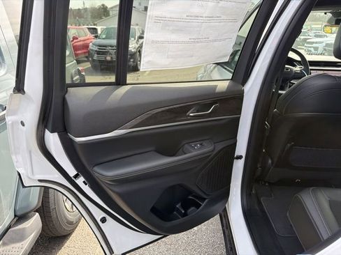 New 2026 Jeep Grand Cherokee Altitude image 11