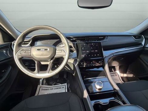 Used 2023 Jeep Grand Cherokee Laredo image 10