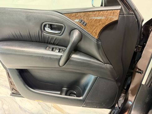 Used 2017 INFINITI QX80 w/ Driver Assistance Package image 11