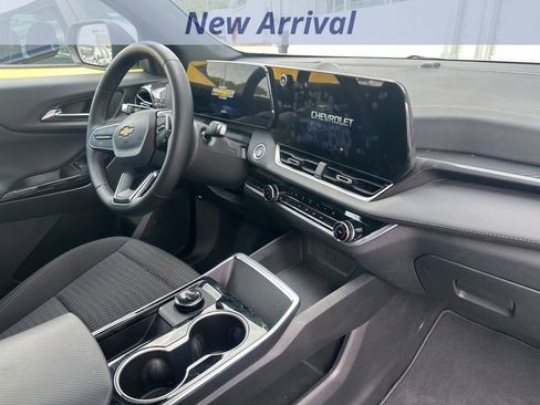 Used 2026 Chevrolet Equinox LT FWD image 3