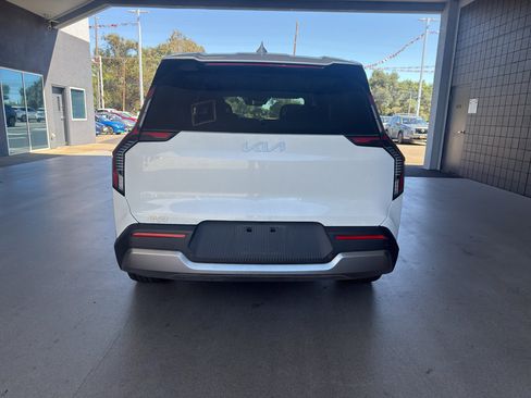 Used 2024 Kia EV9 Light Long Range RWD image 6