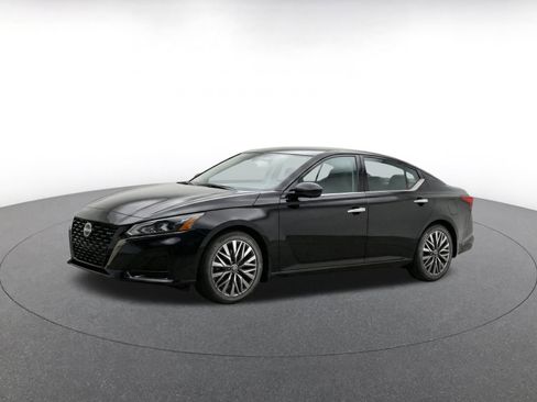 Used 2025 Nissan Altima 2.5 SV FWD image 3