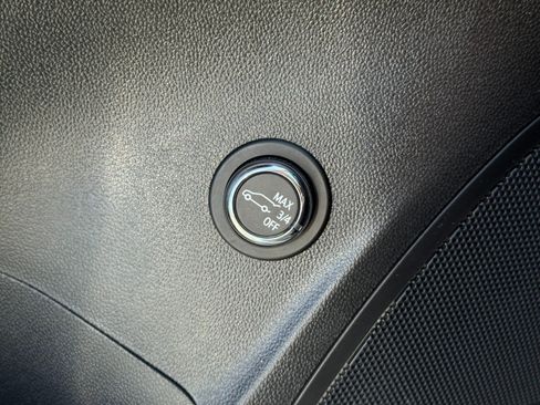 Used 2022 Buick Envision Essence w/ Safety Package FWD image 18