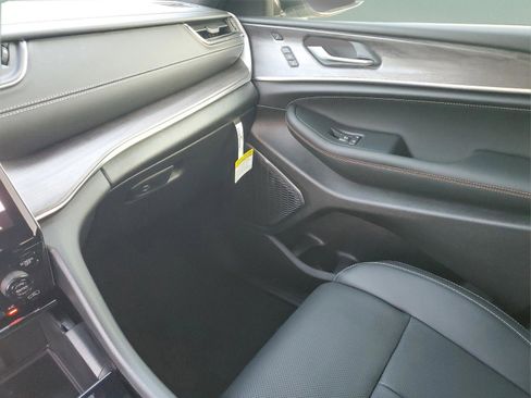 New 2025 Jeep Grand Cherokee Overland w/ Luxury Tech Group IV image 17