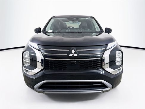 Used 2025 Mitsubishi Outlander SE image 2