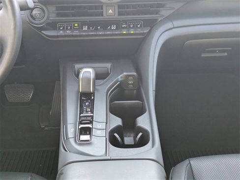 Used 2023 Toyota Crown Limited image 19