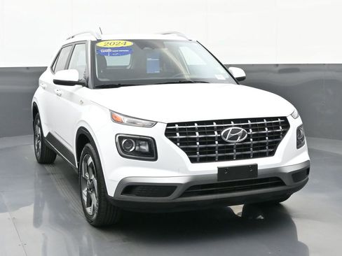 Certified 2024 Hyundai Venue SEL FWD image 9