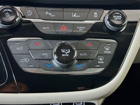 Used 2024 Chrysler Pacifica Touring-L image 23