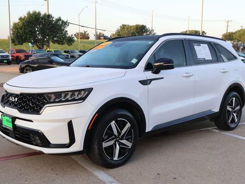Used 2022 Kia Sorento EX w/ Panoramic Sunroof Package FWD image 3