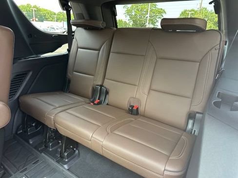 Used 2025 Chevrolet Tahoe High Country AWD/4WD image 19