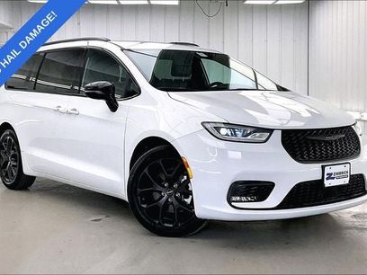 Used 2024 Chrysler Pacifica Limited w/ S Appearance Package