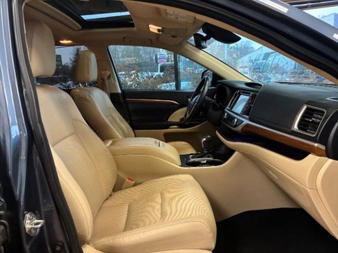 Used 2018 Toyota Highlander Limited image 32