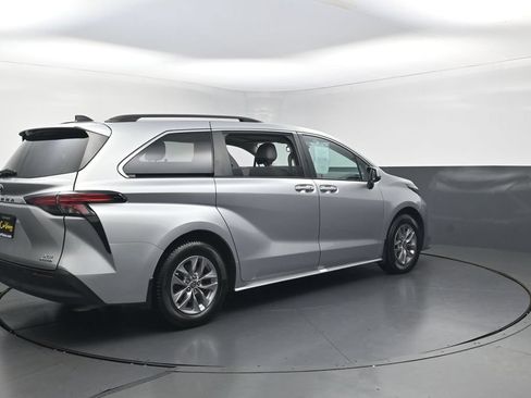Used 2022 Toyota Sienna XLE FWD image 6