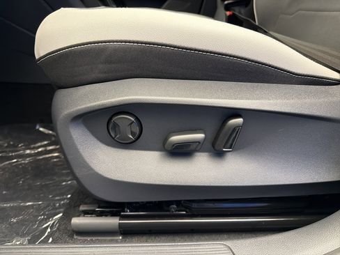 New 2026 Volkswagen Taos SE image 12