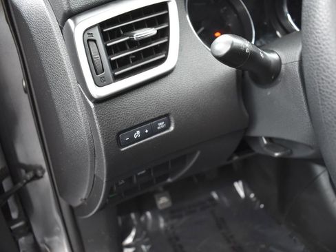 Used 2016 Nissan Rogue S image 12